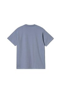 Camiseta de algodón en azul claro con mangas cortas, cuello redondo y silueta recta. Textura suave sin patrones ni acentos visibles.