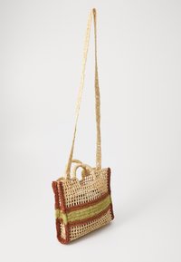 Geweven stro crossbody tas met korte handvatten, waarbij horizontale bruine en groene strepen over de zijkanten en de voorkant lopen.