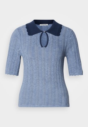 Himmelblaues gestricktes Kurzarmpullover mit dunkelblauem Kragen, versehen mit einer gewellten Kante und einer Schlüssellochöffnung am Hals.
