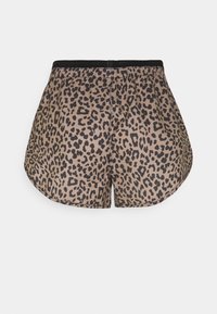 Kraťasy s leopardím vzorem na béžovém pozadí, elastickým pasem a zakřiveným okrajem. Materiál vypadá lehký a hladký.