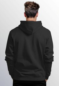 Schwarzer Hoodie mit traditionellem Pulloverdesign, langen Ärmeln und Kapuze mit Kordelzug. Hergestellt aus weichem Stoff, hat er eine glatte Textur.