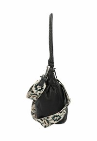 Borsa in pelle nera con manico intrecciato e tracolla in tessuto decorato con disegni geometrici verdi e crema, dalla forma arrotondata e dalla texture morbida.