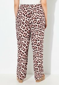 Brede broekspijpen in een lichte stof met een roze en zwarte luipaardprint. Ontworpen met een comfortabele tailleband en een soepele textuur.