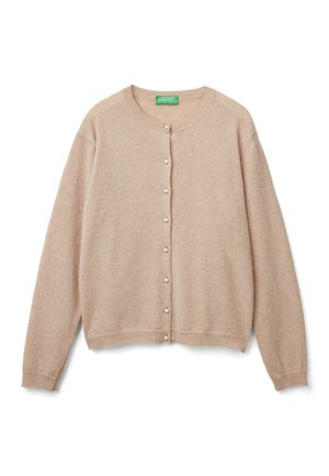 Beige gebreide cardigan met een ronde halslijn, voorzien van parelknopen aan de voorkant en geribbelde manchetten bij de mouwen en zoom. Zachte textuur.
