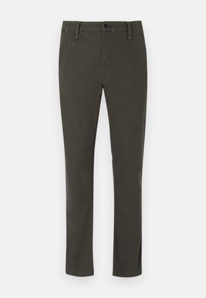 Ciemnozielone, dopasowane spodnie wykonane z tkaniny bawełnianej. Posiadają standardowy pas, przednie kieszenie oraz jedną tylną kieszeń.