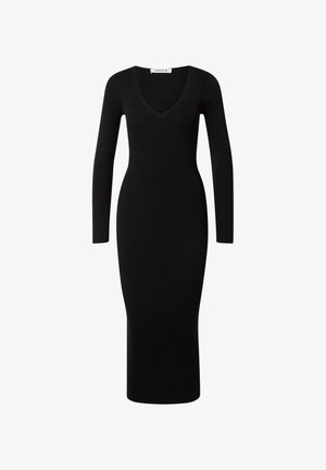 Schwarzes geripptes Strickkleid mit langen Ärmeln und tiefem V-Ausschnitt, das eine figurbetonte Silhouette hat und bis zur Mitte der Waden reicht.