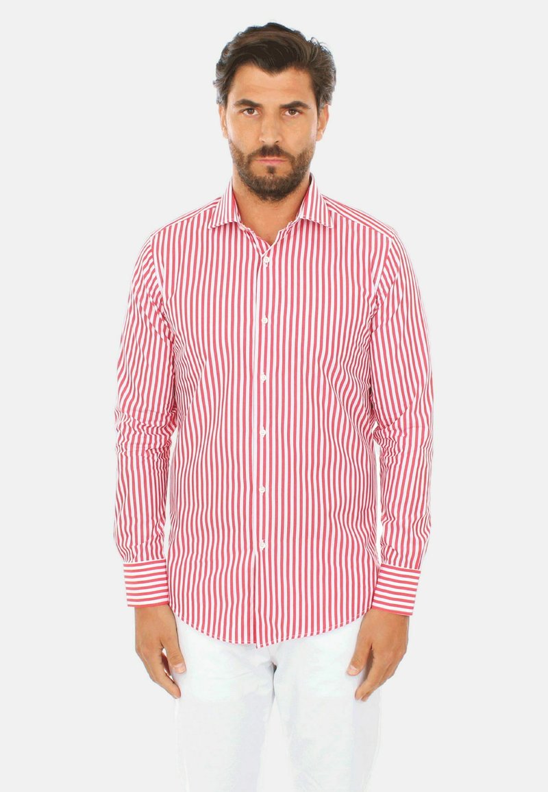 Maglietta a maniche lunghe a strisce rosse e bianche con chiusura frontale a bottoni e colletto a punta, realizzata in tessuto leggero.