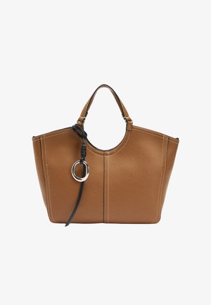 Brązowa torba typu tote z miękkiej skóry o wyraźnie zarysowanym kształcie, z białym przeszyciem, podwójnymi uchwytami oraz odłączanym czarnym paskiem z srebrnym kółkiem jako akcentem.