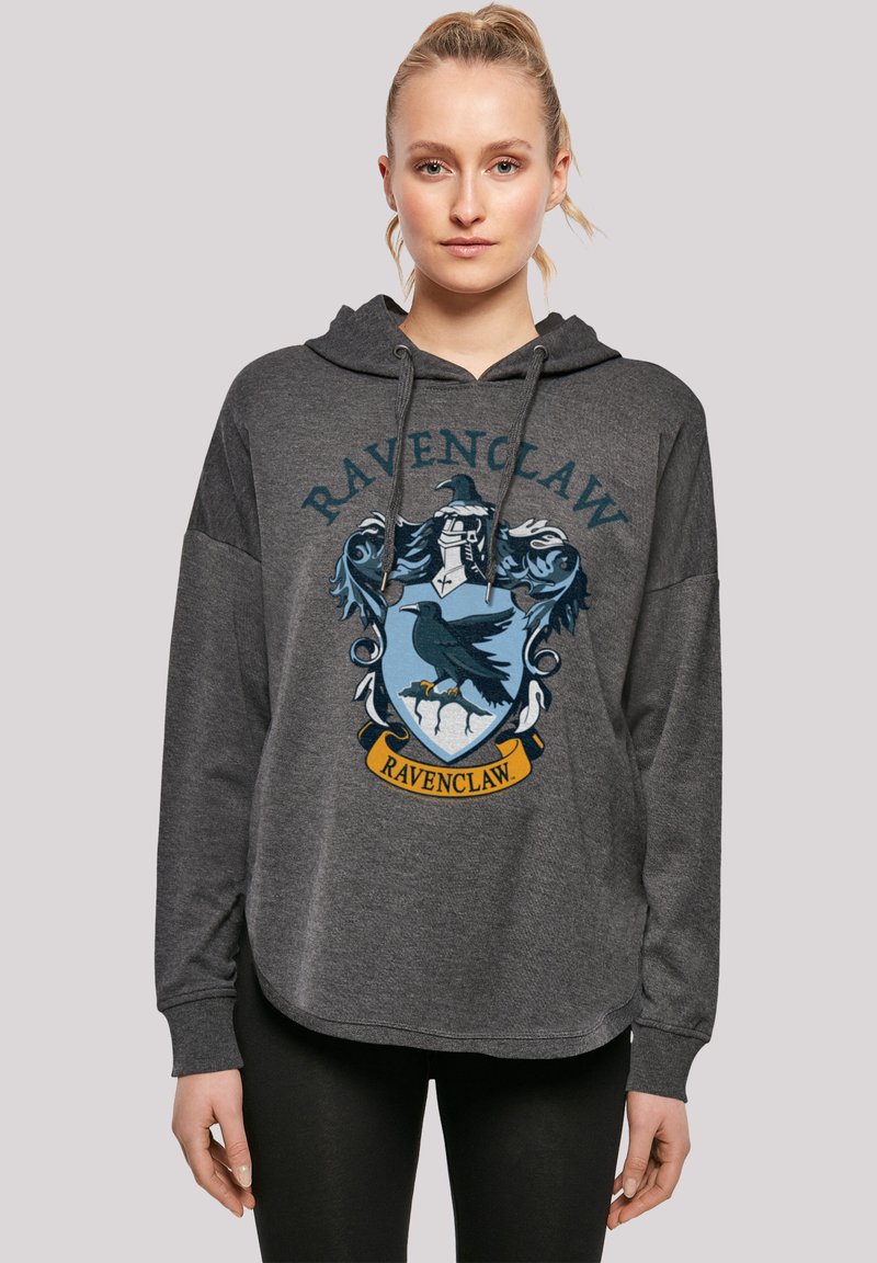Grå hettegenser med Ravenclaw-emblemet i blått og gult. Løs passform med snøring i hetten, lange ermer og rund nederkant.