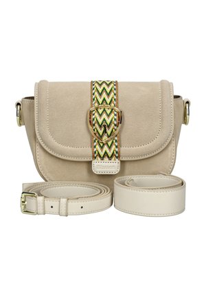 Sac à main en suède beige avec une sangle à motif chevron multicolore et des accessoires en or. Comprend deux sangles crème.