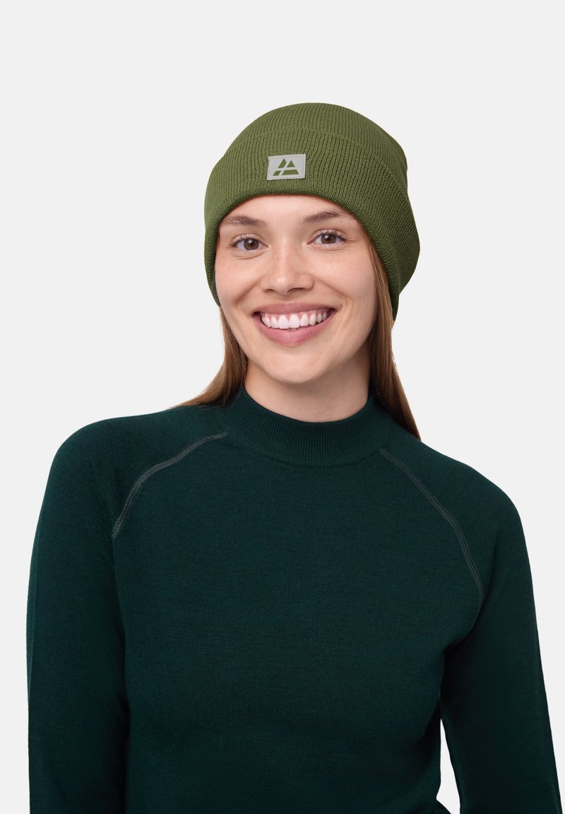 Cappello realizzato in maglia verde con un design aderente e una finitura testurizzata. Presenta una toppa grigia con un logo triangolare sul davanti.