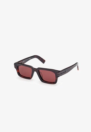 Braune Schildpatt-Sonnenbrille mit rechteckigen Rahmen und roten Gläsern. Verfügt über ein elegantes Design mit dezenten Seitenakzenten.