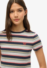 Navy og hvidstribet t-shirt med pink, gul og blå detaljer. Har en rund halsudskæring og et lille "Super Dry" logo på brystet.