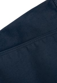 Marineblaue Stoff mit glatter Textur und subtiler Schattierung. Verfügt über eine genähte Naht nahe dem Rand und einen leichten Fall.