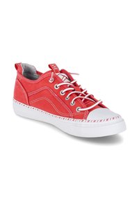 Rote Leinensneaker mit weißen Gummisohlen, die ein Schnürdesign, eine weiße Zehenkappe und dekorative gestreifte Akzente auf der Sohle aufweisen.