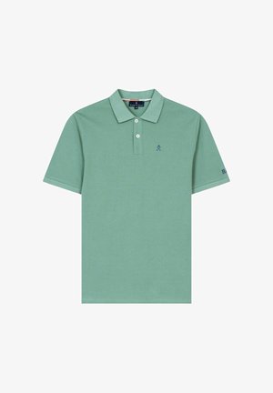 Polo verde de manga corta con dos botones blancos, pequeño logo azul en el pecho y texto "H&N" en la manga izquierda.