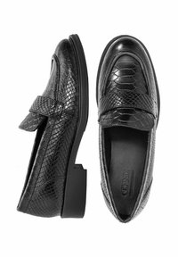 Czarne loafers z syntetycznej skóry z teksturowanym wzorem węża, o zaokrąglonym nosku i płaskim obcasie. Posiadają pasek na instepie.