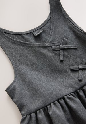 Vestido de mezclilla gris con escote en V, con dos lazos anudados en la parte delantera y falda fruncida. Textura suave y tela agradable al tacto.