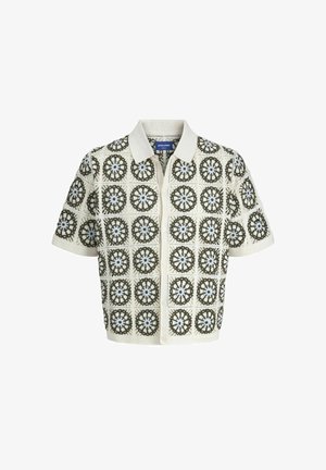 Kratak pleteni kardigan kratkih rukava s krem bazom i geometrijskim cvjetnim uzorcima u zelenoj i svijetloplavoj boji, s ovratnikom.