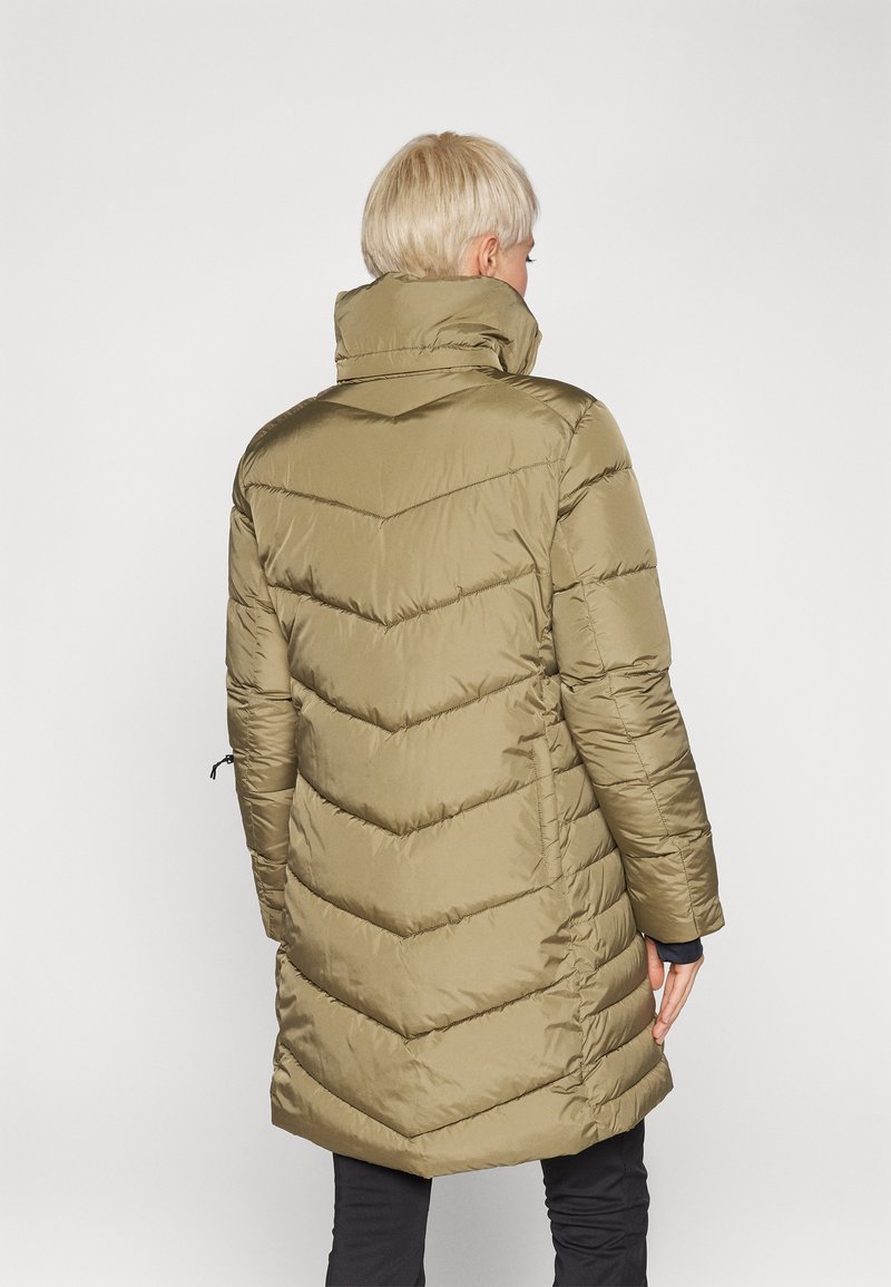 Olivengrüne, lange Daunenjacke mit einem hohen Kragen, Zickzack-Steppung und elastischen Bündchen. Verfügt über ein schlankes Design und eine glatte Textur.
