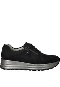 Zwarte suède sneakers met zilveren accenten, voorzien van een zijrits, vetersluiting aan de voorkant en textuurlijke panelen. Verstevigde zool voor extra comfort.