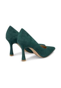 Tacchi alti verde scuro in suede con punta affilata, tacco a stiletto e dettagli ritagliati sui lati, caratterizzati da una texture liscia e un design affusolato.