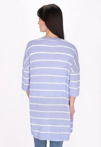 Világos lila, laza kötésű pulóver fehér vízszintes csíkokkal. Háromnegyedes ujjak és kerek nyakú fazon jellemzi.