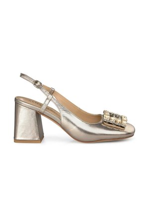 Scarpa slingback in argento metallico con punta quadrata, tacco a blocco e accessorio decorativo con gemma sul davanti. Texture liscia e finitura lucida.