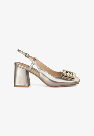 Scarpa slingback in argento metallico con punta quadrata, tacco a blocco e accessorio decorativo con gemma sul davanti. Texture liscia e finitura lucida.