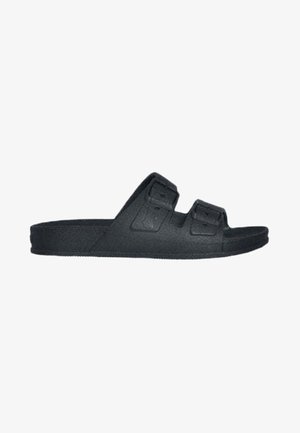 Sandale noire en caoutchouc texturé avec deux sangles ajustables, semelle plate et design minimaliste.