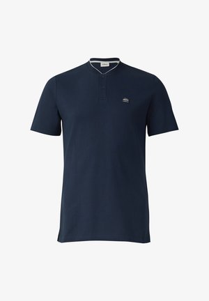 Marineblauw poloshirt met korte mouwen, twee knopen, een witte bies aan de kraag en een klein geborduurd logo op de linkerborst.