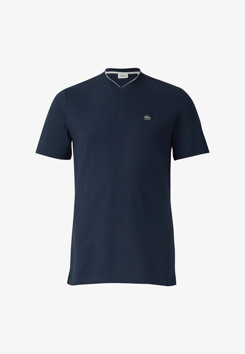 Polo bleu marine à manches courtes avec deux boutons, bordure blanche au col et petit logo brodé sur la poitrine gauche.