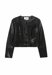 Przycięta czarna skórzana kurtka o gładkiej fakturze, okrągłym dekolcie i zapięciu na guziki z przodu. Posiada długie rękawy i dopasowany fason.