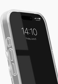 Przezroczyste etui na smartfon prezentujące zaokrąglone krawędzie, kontury przycisków oraz gładką teksturę. Widoczny czarny ekran z wyświetlonym czasem i datą.