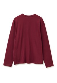 Dlouhý rukáv tričko v burgundské barvě, měkká bavlněná tkanina, kulatý výstřih, volný střih, s kleslými rameny a rovním lemem.