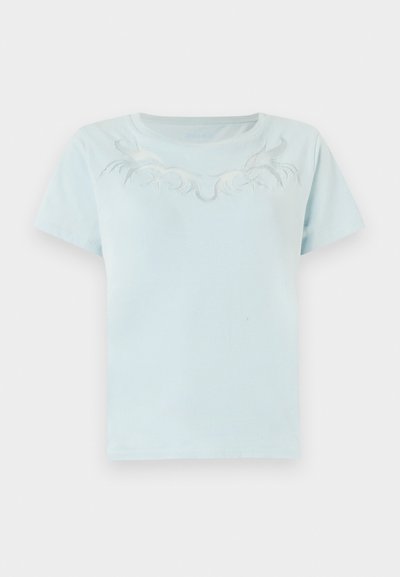 Hele sinine puuvillane T-särk lühikeste varrukatega ja ümmarguse kaelusega, millel on keeruline valge tikitud muster rinnanahal.