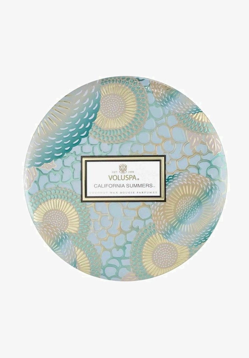 Rund ljusburk med ljusblå bakgrund, dekorerad med intrikata blommönster i guld och grönt. Har en svart etikett med produktinformation.