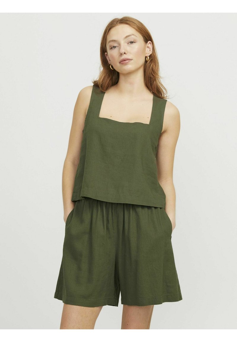 Top de lino verde con escote cuadrado y pantalones cortos, con un corte relajado y bolsillos laterales, que muestra una textura suave.