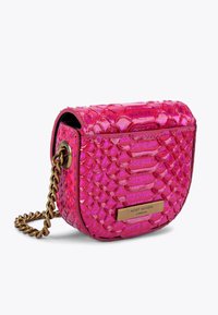 Petit sac bandoulière en simili cuir de serpent rose vif avec une chaîne en bronze et une plaque métallique gravée "Kurt Geiger London."