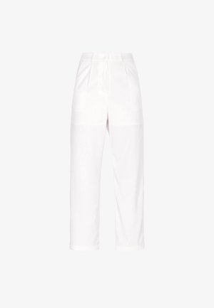 Fehér, magas derékú, egyenes fazonú, pleátos nadrág. Simább textúra, rövidített hossz, egysoros gombos záródás.