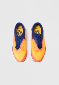 Felle oranje en gele hardloopschoenen met een marineblauwe bovenkant. Gestructureerd oppervlak, slank ontwerp en vetersluiting. Bevat een logo op de binnenzolen.