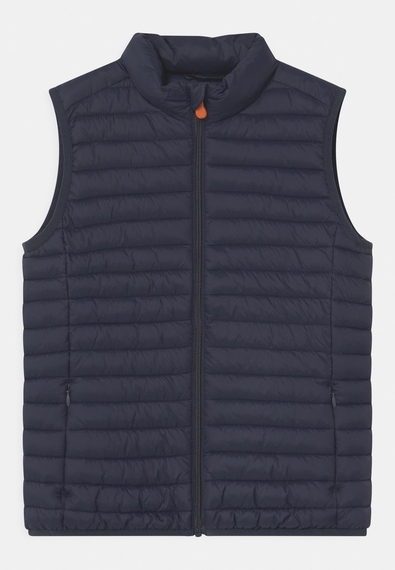 Marineblaue Daunenweste mit hohem Kragen, Reißverschluss, gestepptem Design und Seitentaschen. Verfügt über einen kleinen orangefarbenen Akzent am Kragen.