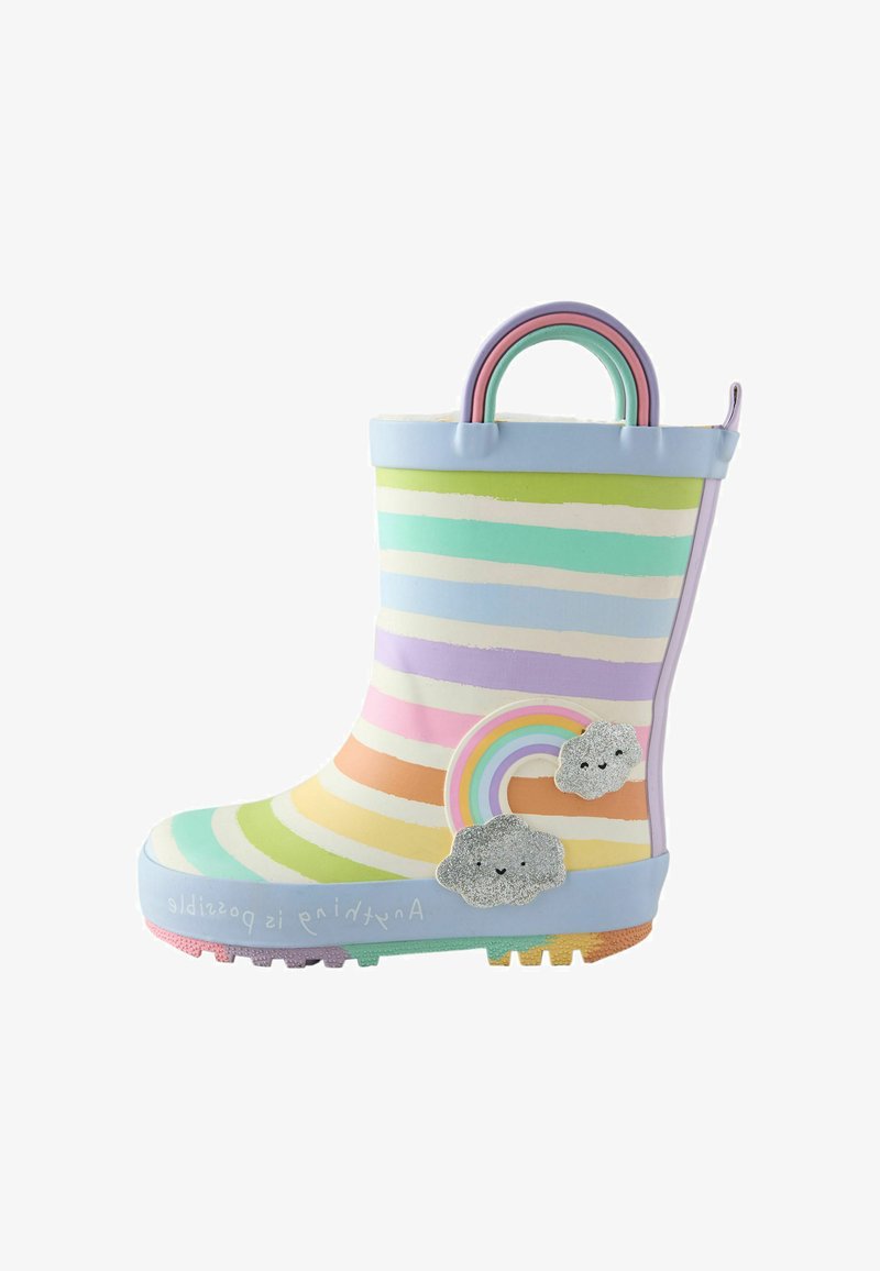 Botte de pluie enfant avec des rayures arc-en-ciel pastel, une poignée arc-en-ciel et des décorations de nuages souriants sur le côté.