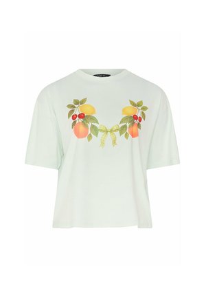 Camiseta blanca de manga corta con un estampado simétrico de frutas que incluye limones, cerezas, duraznos, hojas verdes y un lazo central a cuadros verde.