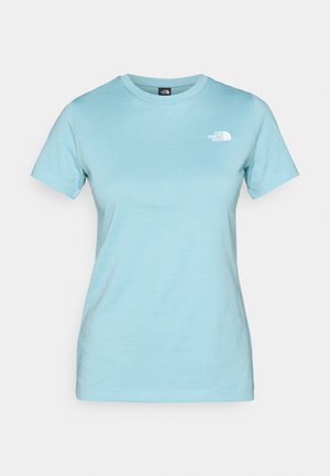 T-shirt in cotone azzurro chiaro con maniche corte e collo rotondo; presenta un piccolo logo bianco nella parte superiore sinistra del petto.