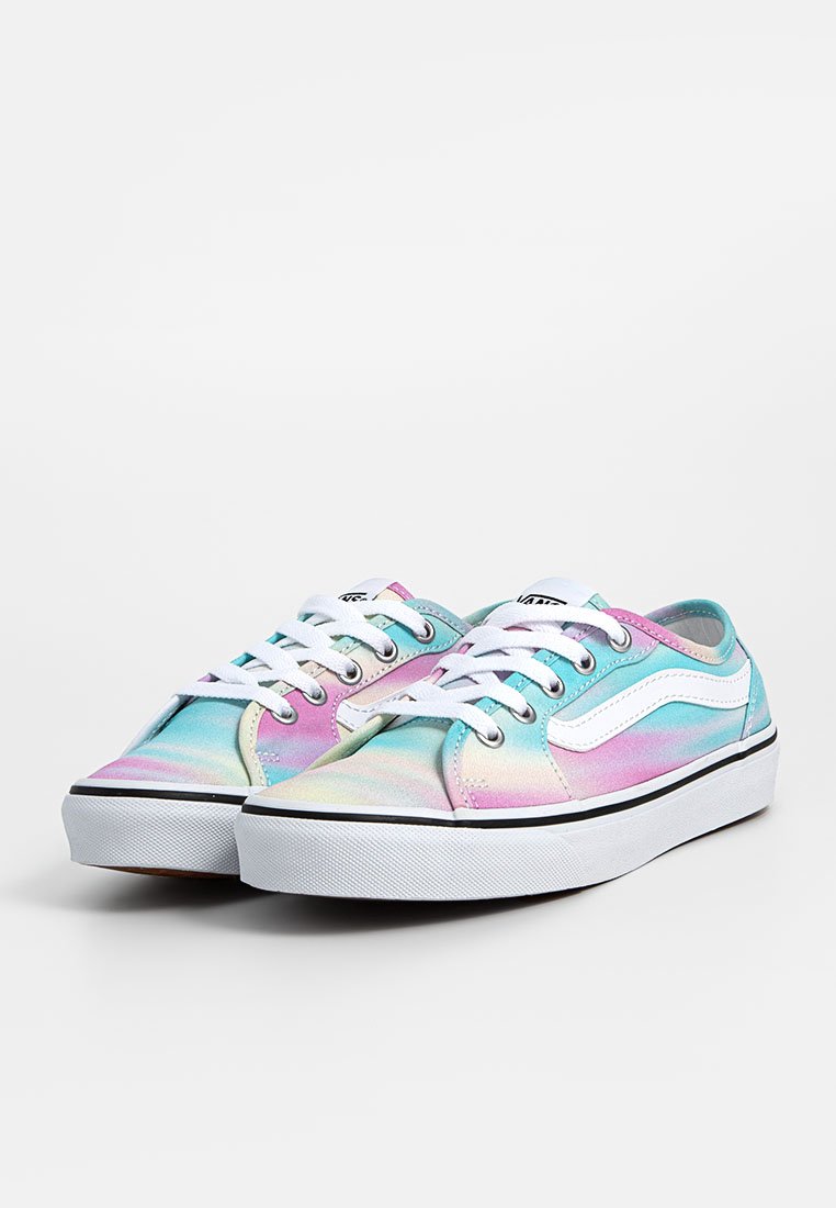 Zapatillas de lona con un degradado de azul, rosa y blanco, con una suela de goma negra, cordones blancos y diseño de logo en el lateral.