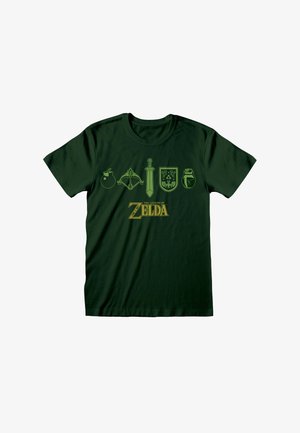 Dunkelgrünes Baumwoll-T-Shirt mit hellgrünen Grafiken verschiedener Gegenstände aus der Legend of Zelda, einschließlich eines Schwerts und Schilden.