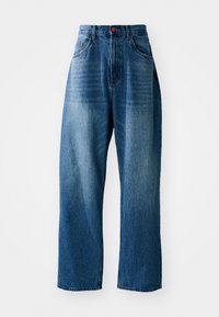 Blå denimjeans med høy midje, rett bein-design, som har fem lommer og en rød knappdetalj.