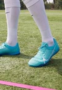 Nike Performance REACT GATO - Dvoranske nogometne kopačke - dusty cactus/barely volt
