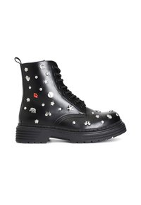 Bota de combate de cuero negro con tachuelas plateadas y acentos decorativos. Cuenta con puntera redonda, cierre de cordones en la parte delantera y suela de goma texturizada.